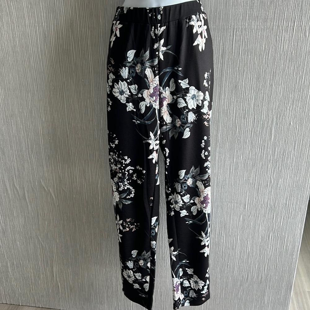 ❌SOLD❌ Women’s pants ( never worn )